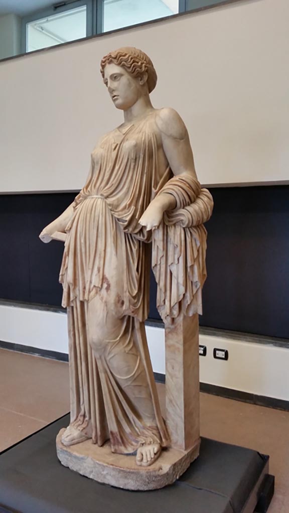 Villa dei Papiri, Herculaneum. June 2019.
Statue of Peplophoros/Demeter found in area of collapsed “monumental structure”.
On display in exhibition, photo courtesy of Giuseppe Ciaramella.